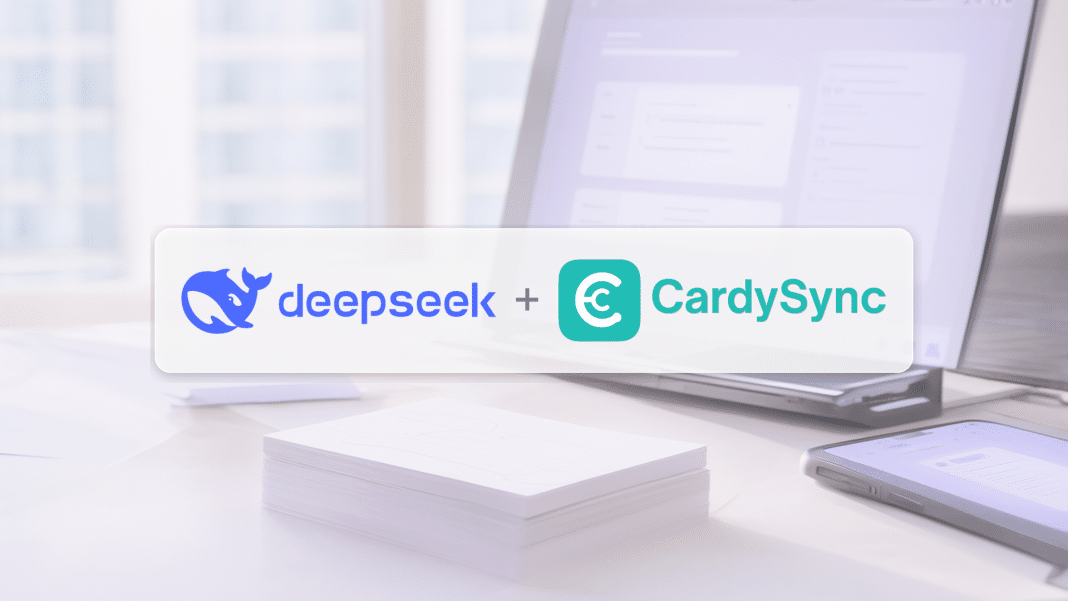日間辦公枱上一疊名片同手機筆電，DeepSeek 與 CardySync 合作標誌